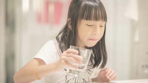Súc miệng nước muối giúp giảm ho cho trẻ hiệu quả
